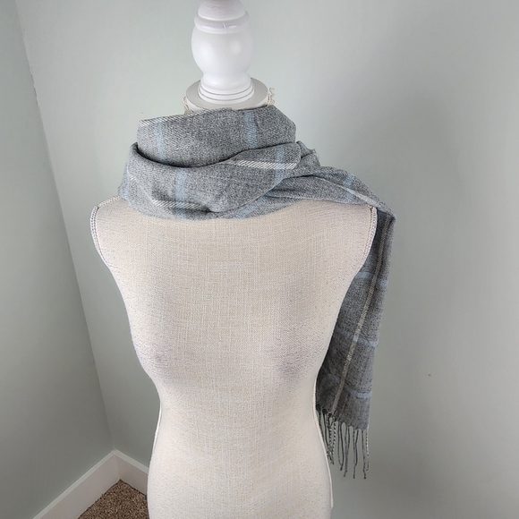 Banana Republic Women's Scarf or Wrap. Fringed Hem. Very Versatile. One Size - Picture 4 of 8
